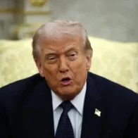Trump sparks controversy by using a plane with journalists as a decoy amid an Iranian threat | De Último Minuto English
