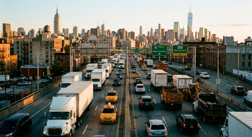 The U.S. tightens controls on foreign truckers and removes drivers who do not meet requirements from the roads | De Último Minuto English
