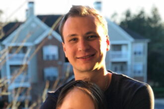 Former U.S. Marine detained in Russia for four years is released | De Último Minuto English