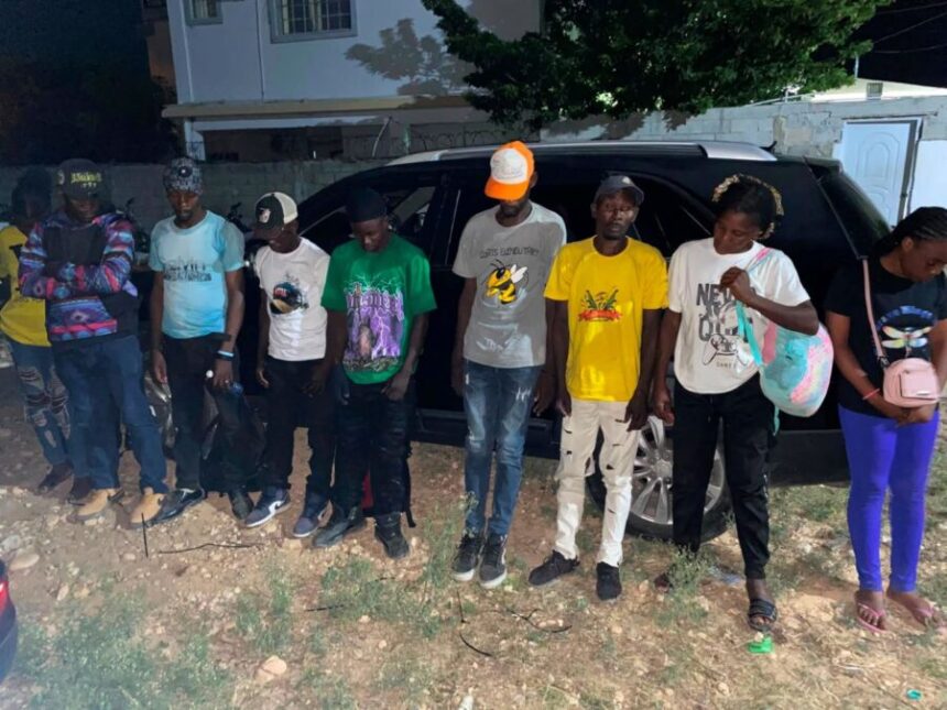 Migration stops SUV with nine Haitians in an irregular situation in Barahona | De Último Minuto English