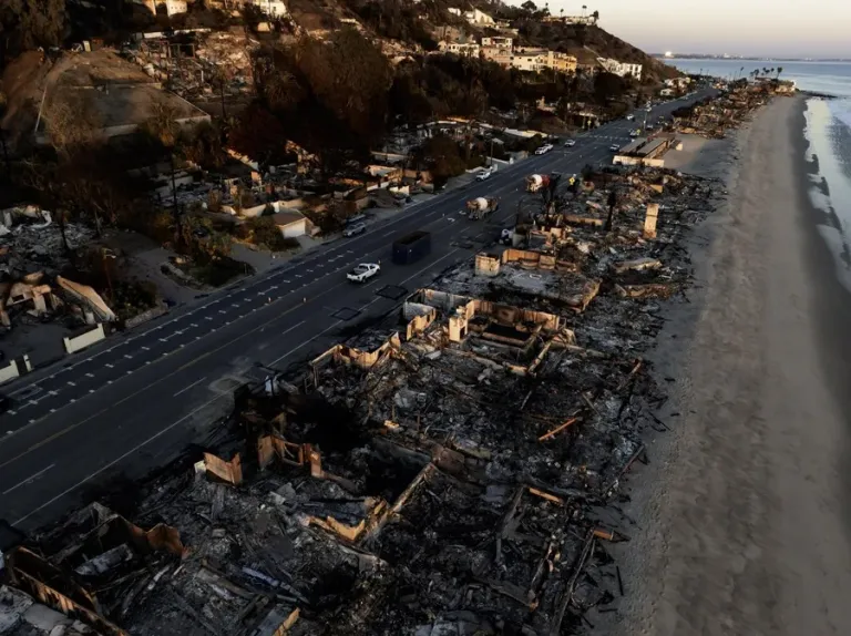 U.S. files new charges against suspect in deadly Los Angeles fire | De Último Minuto English