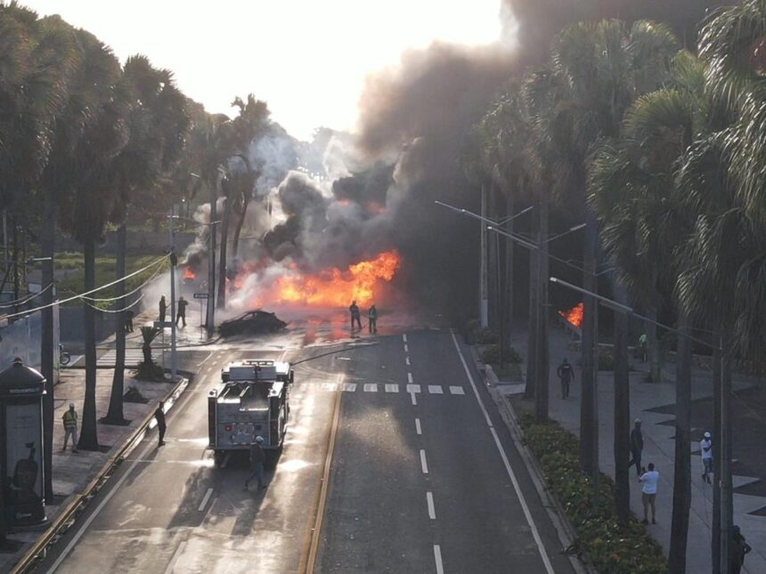 Two dead after fuel truck fire; 911 coordinates operation | De Último Minuto English