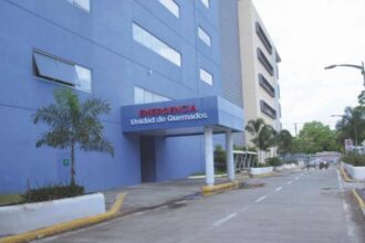 18-year-old fights for his life after suffering burns caused by a flammable substance | De Último Minuto English