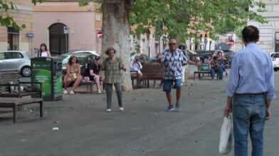 VIDEO: Senior couple went viral for dancing at Piazza Testaccio in Rome | De Último Minuto English