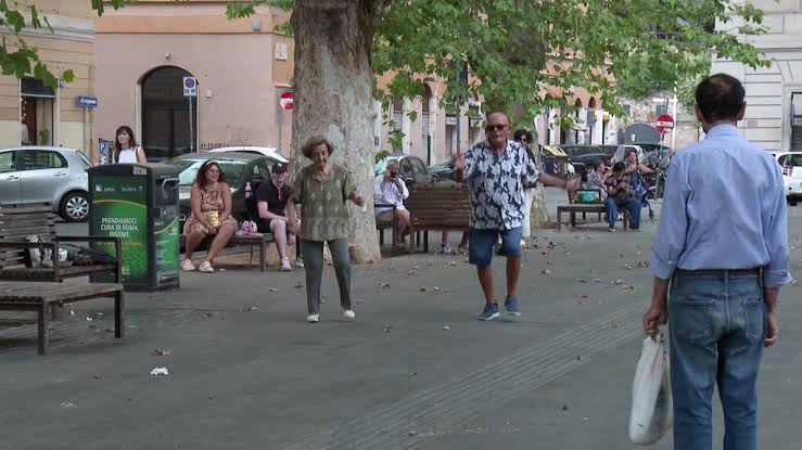 VIDEO: Senior couple went viral for dancing at Piazza Testaccio in Rome | De Último Minuto English