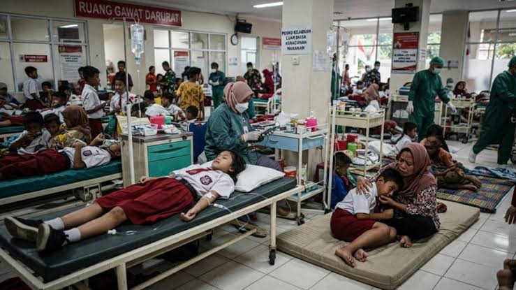 More than 250 children hospitalized in Indonesia after new poisoning from free school menu | De Último Minuto English