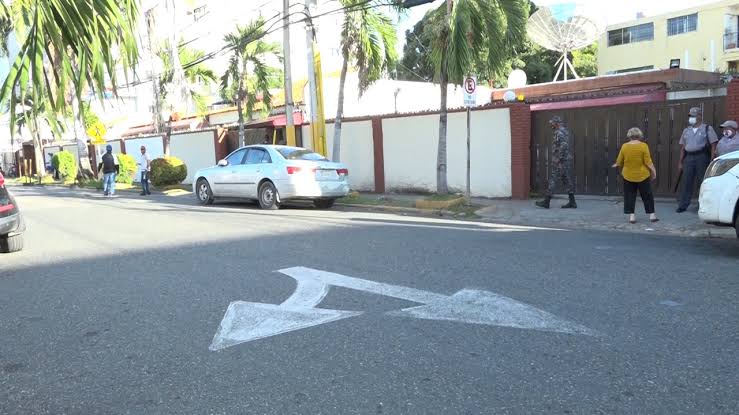 National Police maintains surveillance at the Cuban Embassy in Santo Domingo | De Último Minuto English