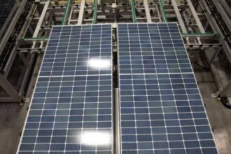 Trump imposes a 15% tariff on inputs for manufacturing solar panels and semiconductors | De Último Minuto English