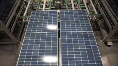 Trump imposes a 15% tariff on inputs for manufacturing solar panels and semiconductors | De Último Minuto English
