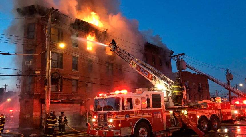 Death toll rises to three following explosion and fire in Bronx building | De Último Minuto English