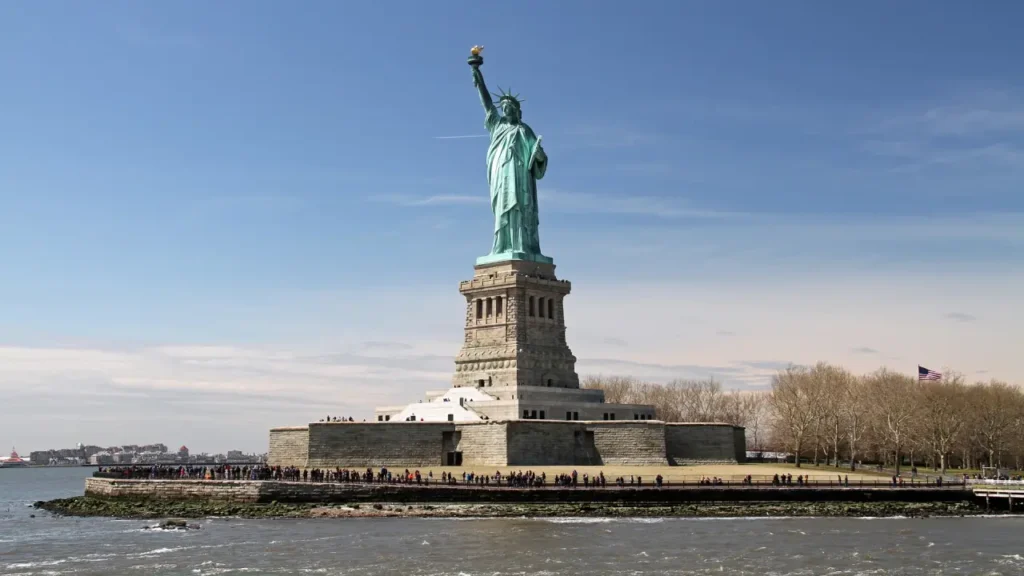 A woman and a baby die after a boat capsizes near the Statue of Liberty | De Último Minuto English