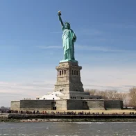 A woman and a baby die after a boat capsizes near the Statue of Liberty | De Último Minuto English
