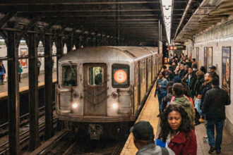 Teenager died after being struck while trespassing on MTA Metro-North train tracks in Connecticut | De Último Minuto English