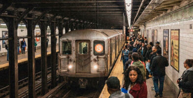 Teenager died after being struck while trespassing on MTA Metro-North train tracks in Connecticut | De Último Minuto English