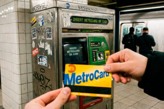 New York puts the last MetroCard machines up for sale following the rollout of the OMNY system | De Último Minuto English