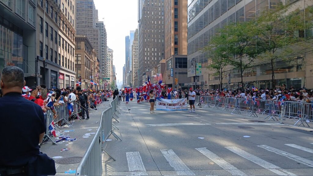 Thousands of Dominicans take over Sixth Avenue and showcase the weight of their diaspora in New York | De Último Minuto English