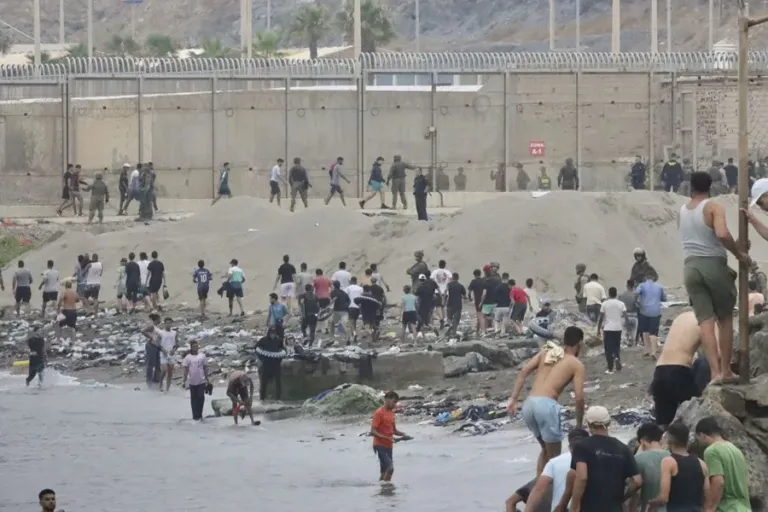 The Government clarifies that the number of people who arrived in Ceuta remains at 72,000 | De Último Minuto English