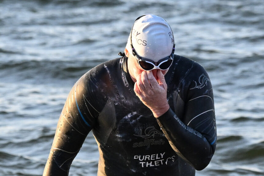 Polish swimmer becomes first person to swim Baltic Sea nonstop from Sweden to Poland | De Último Minuto English
