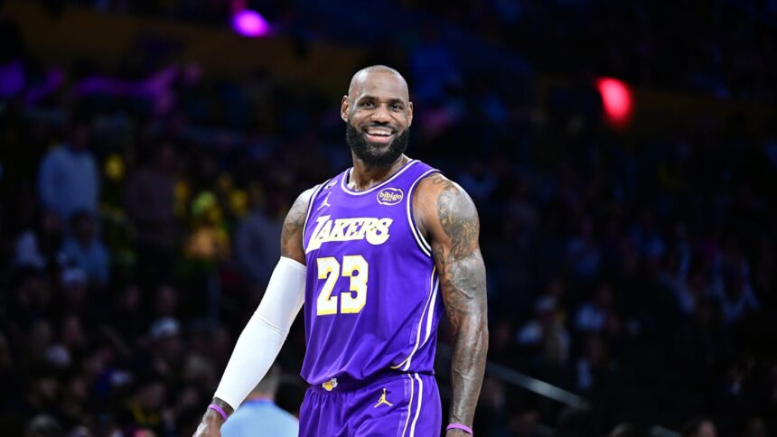 LeBron James will debut with the Sixers against the Knicks at the start of the NBA season | De Último Minuto English