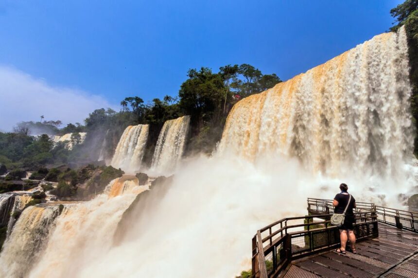 El Niño makes Iguazú Falls swell to more than 8 million liters per second