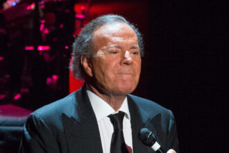 Former employees of Julio Iglesias file a new lawsuit for alleged sexual assault | De Último Minuto English