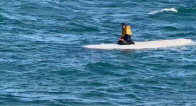15-year-old rescued after spending nearly two days on overturned boat off Alaska | De Último Minuto English