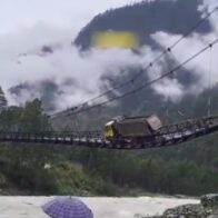 Overloaded truck nearly causes bridge collapse, leaving villages cut off | De Último Minuto English