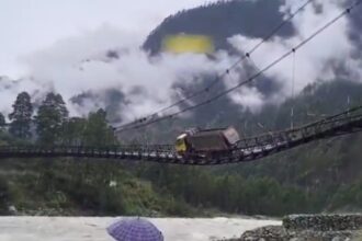 Overloaded truck nearly causes bridge collapse, leaving villages cut off | De Último Minuto English