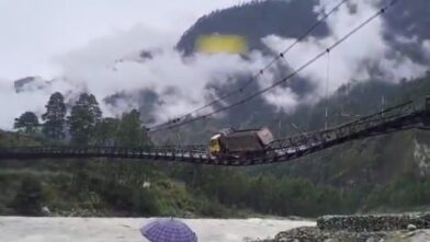 Overloaded truck nearly causes bridge collapse, leaving villages cut off | De Último Minuto English