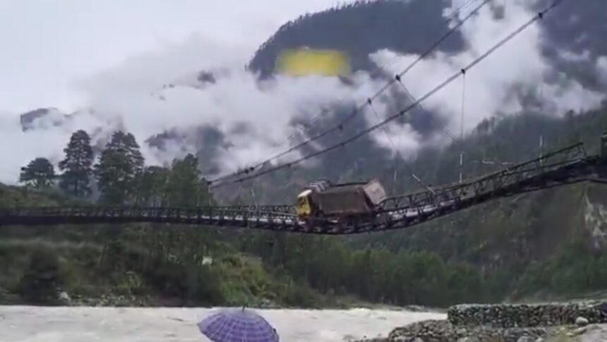 Overloaded truck nearly causes bridge collapse, leaving villages cut off | De Último Minuto English