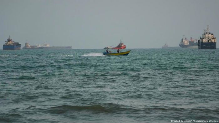 Iran responds to the U.S. with attacks on aircraft carriers and vessels in the Strait of Hormuz | De Último Minuto English