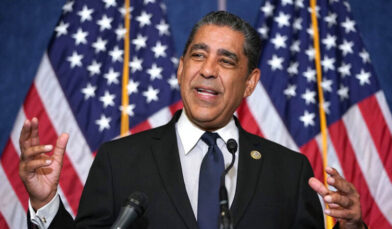 Congressmembers denounce conditions of immigrants at Delaney Hall | De Último Minuto English