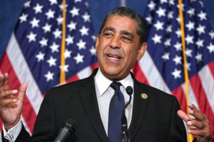 Congressmembers denounce conditions of immigrants at Delaney Hall | De Último Minuto English