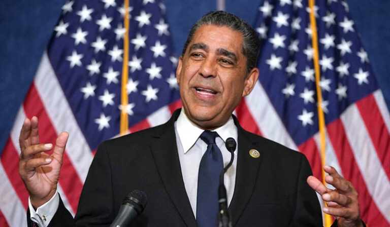 Congressmembers denounce conditions of immigrants at Delaney Hall | De Último Minuto English