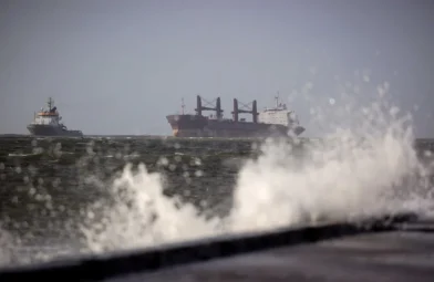 At least 20 dead after a foreign cargo ship catches fire in eastern China | De Último Minuto English