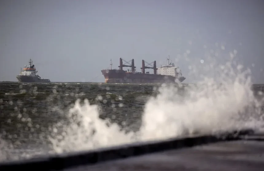At least 20 dead after a foreign cargo ship catches fire in eastern China | De Último Minuto English