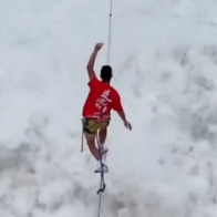 Chinese slackline athlete crosses 100 meters above Tiger Leaping Gorge