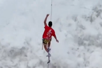 Chinese slackline athlete crosses 100 meters above Tiger Leaping Gorge