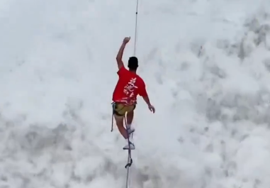 Chinese slackline athlete crosses 100 meters above Tiger Leaping Gorge