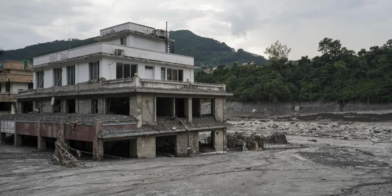 Nepal death toll from floods rises to 1,295 after rescuing two men alive | De Último Minuto English