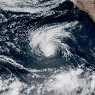 Hurricane Lowell continues north of Hawaii with life-threatening conditions | De Último Minuto English