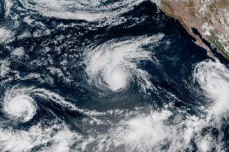 Hurricane Lowell continues north of Hawaii with life-threatening conditions | De Último Minuto English