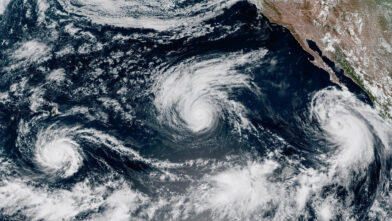 Hurricane Lowell continues north of Hawaii with life-threatening conditions | De Último Minuto English