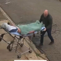 Seriously ill patient falls from stretcher while being taken to ambulance in Brazil | De Último Minuto English