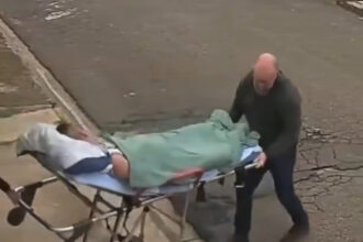 Seriously ill patient falls from stretcher while being taken to ambulance in Brazil | De Último Minuto English