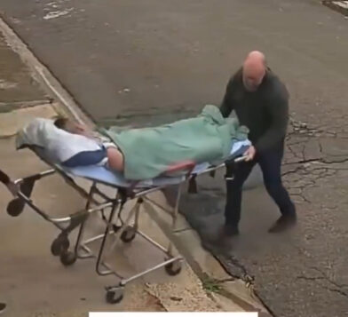Seriously ill patient falls from stretcher while being taken to ambulance in Brazil | De Último Minuto English