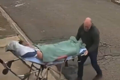 Seriously ill patient falls from stretcher while being taken to ambulance in Brazil | De Último Minuto English