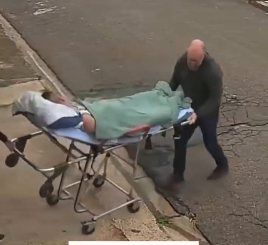 Seriously ill patient falls from stretcher while being taken to ambulance in Brazil | De Último Minuto English