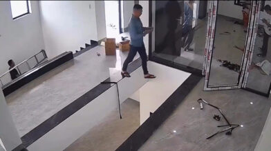 Man falls from second floor while distracted by cellphone at construction site | De Último Minuto English