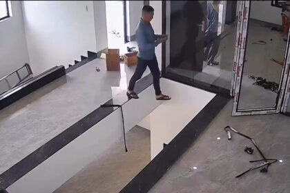 Man falls from second floor while distracted by cellphone at construction site | De Último Minuto English